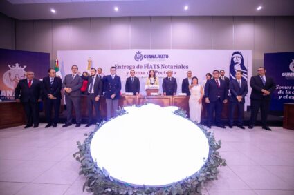 Entrega Gobernadora Libia Dennise FÍATS Notariales, entre ellos dos para Salamanca.