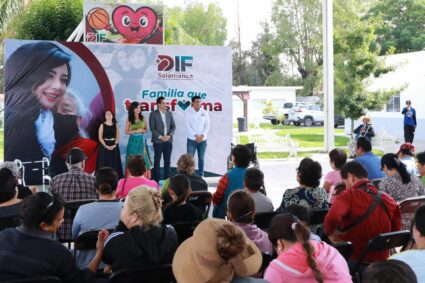 Presidenta de DIF Salamanca entrega 39 apoyos funcionales a personas adultas mayores.
