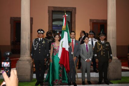 Presidente Municipal César Prieto celebra con salmantinos el Grito de Independencia