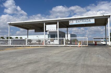 Industrias proveedoras de Mazda también suspendieron labores. Trabajadores recibirán menos sueldo.